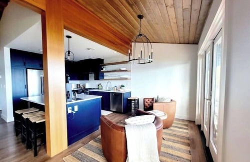 Bremerton House | Enetai Beach House, stunning waterfront w/Dock, large deck and tennis courtn