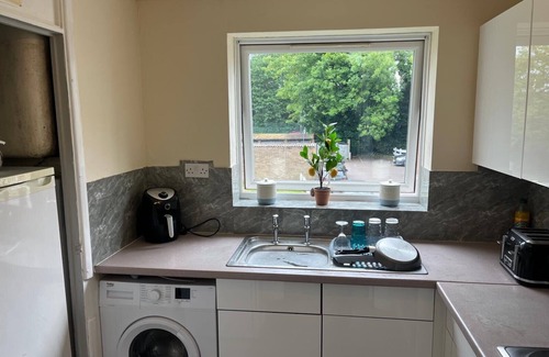 Highlands Apartment | Enfield City Apartment Retreat - Sleeps 5