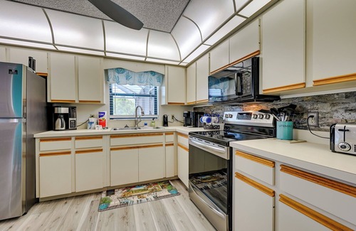 Englewood East House | Englewood Home w/Saltwater Pool: 6 Mi to Beach!