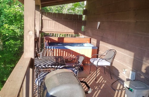 Sevierville Cabin | Enjoy 2 Vacations In One @ Douglas Lake Resort Hot Tub on the Deck Wifi