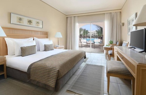 Makadi Bay Hotel | Enjoy 4 Family Rooms with Outdoor Pool | Close to Makadi Water World Aqua Park