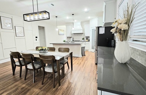 New Caney House | Enjoy a 4-bedroom, 3.5-bathroom home in New Caney for families or business stays