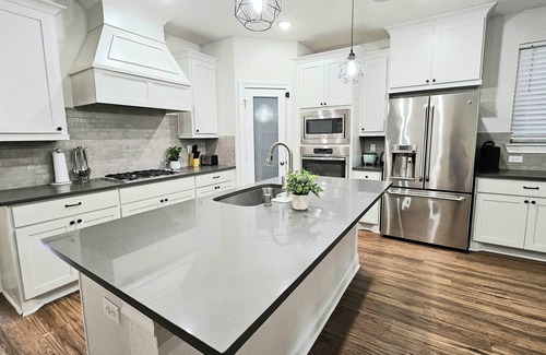 New Caney House | Enjoy a 4-bedroom, 3.5-bathroom home in New Caney for families or business stays