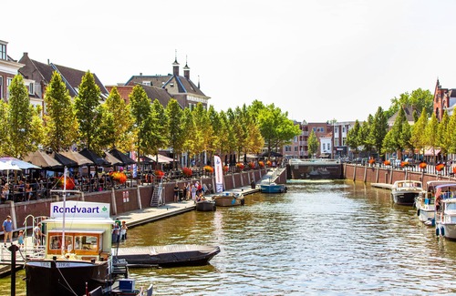 Raamsdonksveer Apartment | Enjoy a comfortable and versatile stay in Raamsdonksveer with a private bathroom, air conditioning.