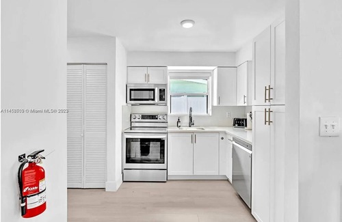 Sunset House | Enjoy a Comfortable Stay at this House
