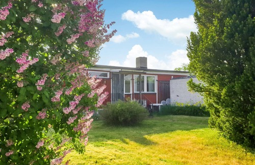 Kosta House | Enjoy a family vacation with fun in this cottage near two zoos.