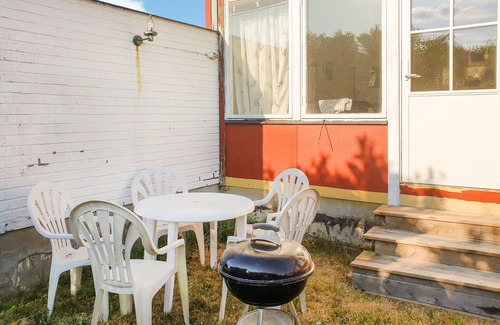 Kosta House | Enjoy a family vacation with fun in this cottage near two zoos.