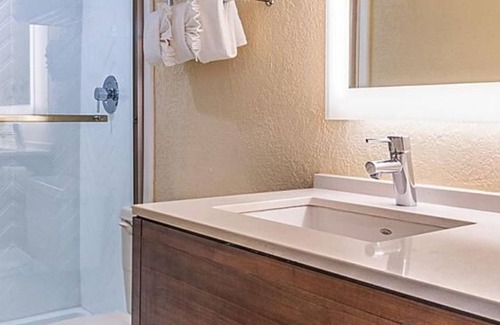 Miami Springs Hotel | Enjoy a Hassle-Free and Suiting Stay! Onsite Pool, Minutes to Marlins Park