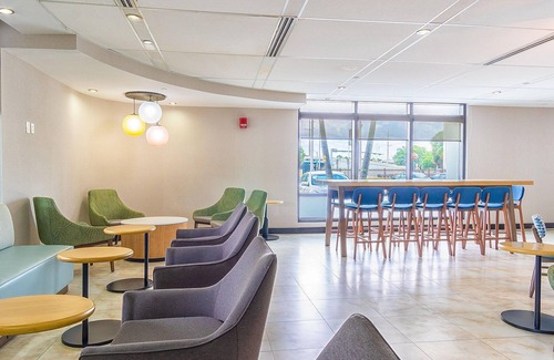Miami Springs Hotel | Enjoy a Hassle-Free and Suiting Stay! Onsite Pool, Minutes to Marlins Park