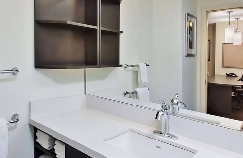 Horsham House | Enjoy a Hassle-free and Soothing Stay! Free Parking, Pet-friendly Property
