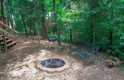 Lindale Cabin | Enjoy a Rustic Chic Cabin in East TX!