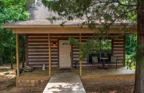 Lindale Cabin | Enjoy a Rustic Chic Cabin in East TX!