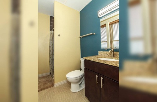 St. Clairsville House | Enjoy a Seamless Blend of Functionality and Style Condo close to Wheeling 208