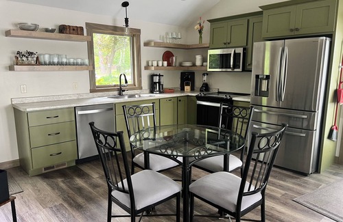 Lake Wissota Cabin | Enjoy a summer stay at Ira's Olive Oasis on beautiful Lake Wissota.