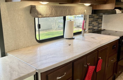 Tri-Cities House | Enjoy a Taste of Ultimate Freedom in this Clean, Comfy, Cozy 31’ RV!