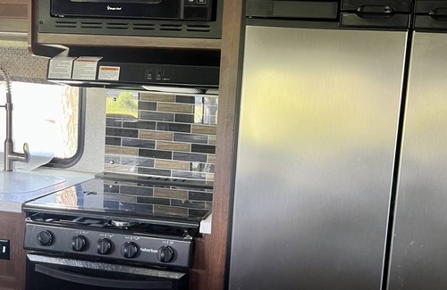 Tri-Cities House | Enjoy a Taste of Ultimate Freedom in this Clean, Comfy, Cozy 31’ RV!