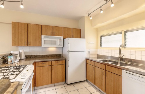 Waikiki Condo | Enjoy beaches, Gorgeous sunset at Waikiki Shore 0612 w/nearby parking