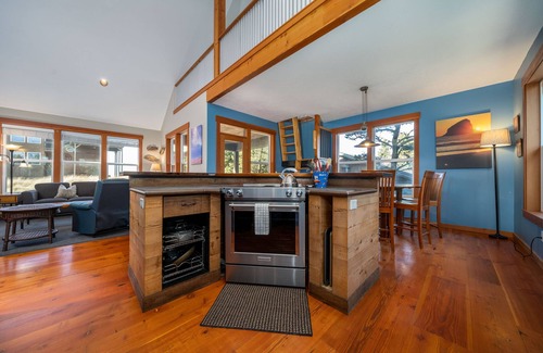 Kiwanda Shores House | Enjoy Bliss in Pacific City, Dogs OK, Walk to Beach, Close to Town, Deck