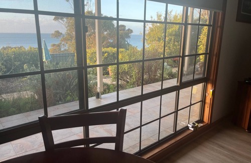 Kingscote House | Enjoy breathtaking sea views as well as the convenient location of Kingscote.