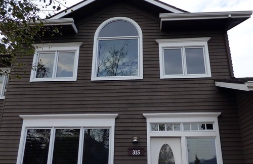 Stanley Hills Condo | Enjoy classic, vintage décor, and mountain views from private outdoor hot tub!
