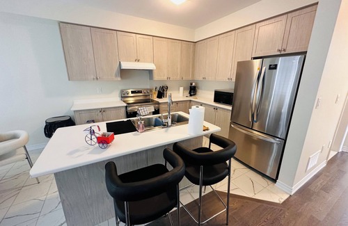 Thorold House | Enjoy custom home, Your Niagara Falls Retreat! 13 mins drive towards Falls