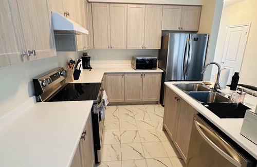 Thorold House | Enjoy custom home, Your Niagara Falls Retreat! 13 mins drive towards Falls