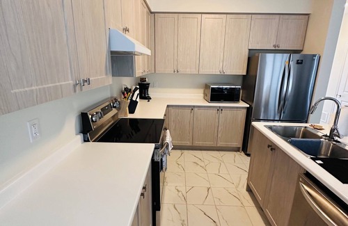 Thorold House | Enjoy custom home, Your Niagara Falls Retreat! 13 mins drive towards Falls