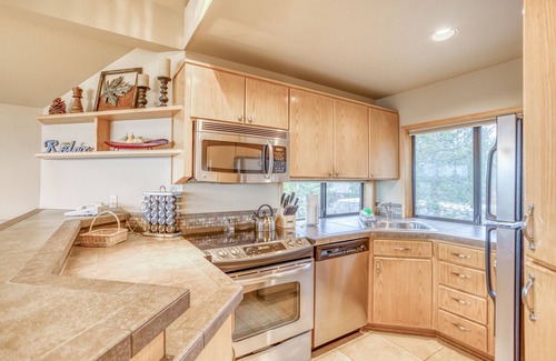 Century West Condo | Enjoy Deschutes River Views from Beautiful 2-Bedroom Mt. Bachelor Village Condo