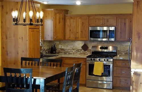 Big Bear Lake Cabin | Enjoy Eagle's Haven! Lake View - Pet Friendly - Walk to Park & Lake - Hot Tub