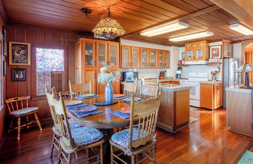 Roads End House | Enjoy family & friends while watching great surf action from hot tub