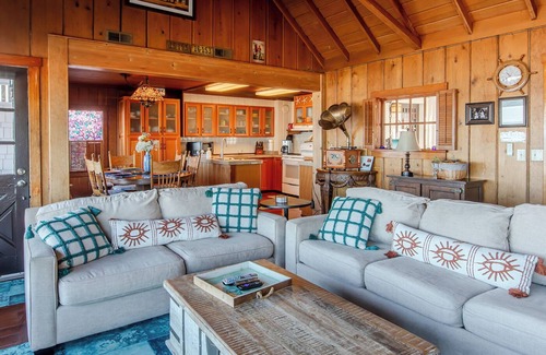 Roads End House | Enjoy family & friends while watching great surf action from hot tub