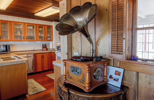 Roads End House | Enjoy family & friends while watching great surf action from hot tub