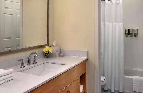 Monmouth Junction Hotel | Enjoy Free Breakfast and Outdoor Pool! Discover a Charming Stay in Princeton!