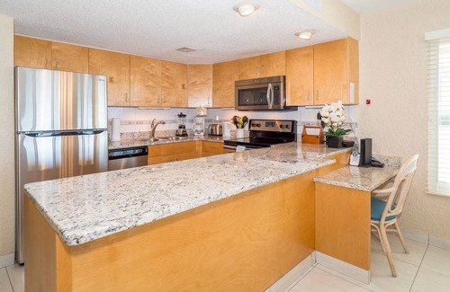Seven Mile Beach Condo | Enjoy Gorgeous Views & Sunsets Right from the Patio of this Oceanfront Unit!