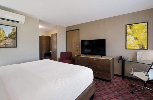 Calgary Hotel | Enjoy in Spacious Room with Swimming Pool and Mountain Scenery