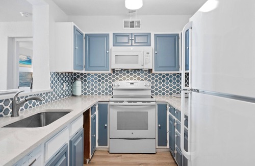 Port Aransas Condo | Enjoy La Mirage 307, a cozy 2-bedroom condo in Port Aransas at Beachfront Resort