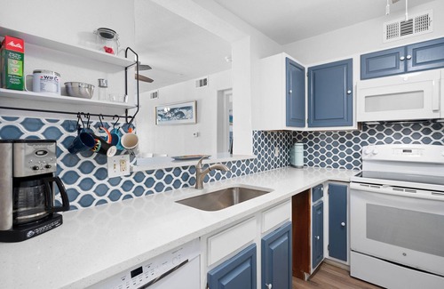 Port Aransas Condo | Enjoy La Mirage 307, a cozy 2-bedroom condo in Port Aransas at Beachfront Resort