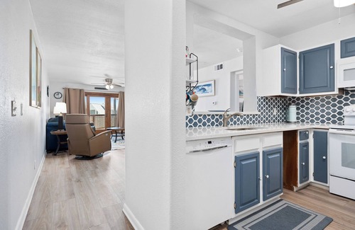 Port Aransas Condo | Enjoy La Mirage 307, a cozy 2-bedroom condo in Port Aransas at Beachfront Resort