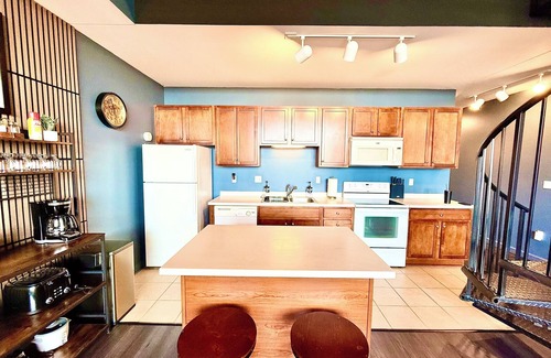 Sandusky Condo | Enjoy Lake & Pool Views Just Minutes From Cedar Point Sports Force
