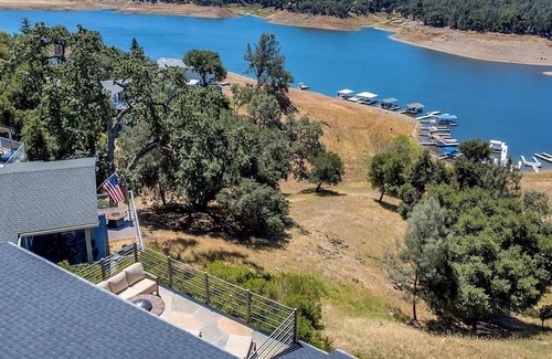 Oak Shores House | Enjoy lakefront luxury at the lodge! Views, private dock, lake access, five bedrooms, game room.