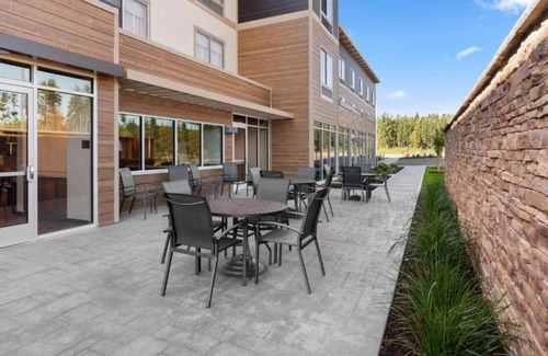 Poulsbo House | Enjoy large rooms and beautiful views while visiting Poulsbo