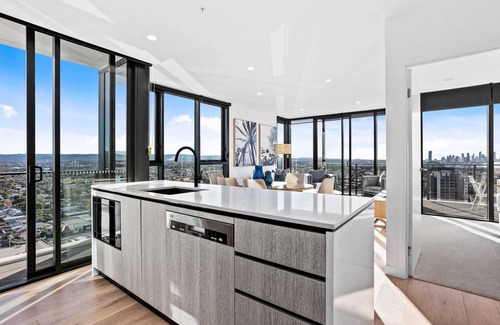 Burleigh Heads Apartment | Enjoy luxury just a stones throw from the beach!