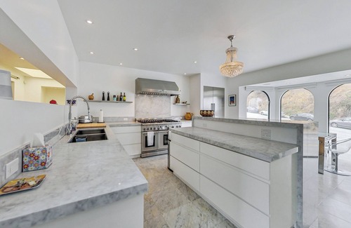Eureka Valley House | Enjoy luxury-level living in San Francisco, in this spacious, comfortable house with modern appointments, free street parking and gorgeous views.