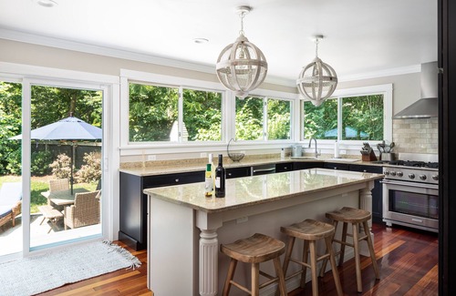 Middletown House | Enjoy Newport, stunning beaches, hot-tub, & relax at the lovely Coastal Hideaway