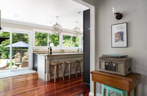 Middletown House | Enjoy Newport, stunning beaches, hot-tub, & relax at the lovely Coastal Hideaway