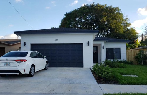 Hallandale Beach House | Enjoy our brand new home close to Hollywood in Hallandale Beach!