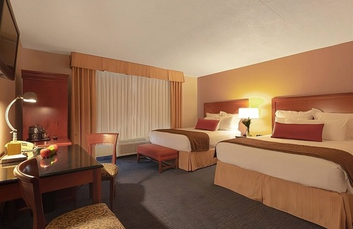 Wenatchee Hotel | Enjoy Panoramic Wenatchee Valley Views! Gorgeoyus Room w/Large Window, Pool