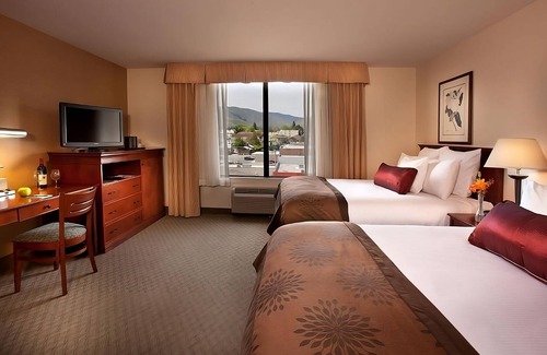 Wenatchee Hotel | Enjoy Panoramic Wenatchee Valley Views! Gorgeoyus Room w/Large Window, Pool