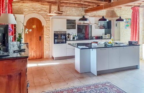 Gindou House | Enjoy peace and charm in this impressive French farmhouse with swimming pool.