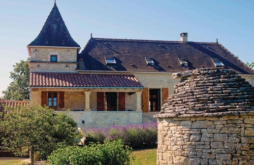 Gindou House | Enjoy peace and charm in this impressive French farmhouse with swimming pool.